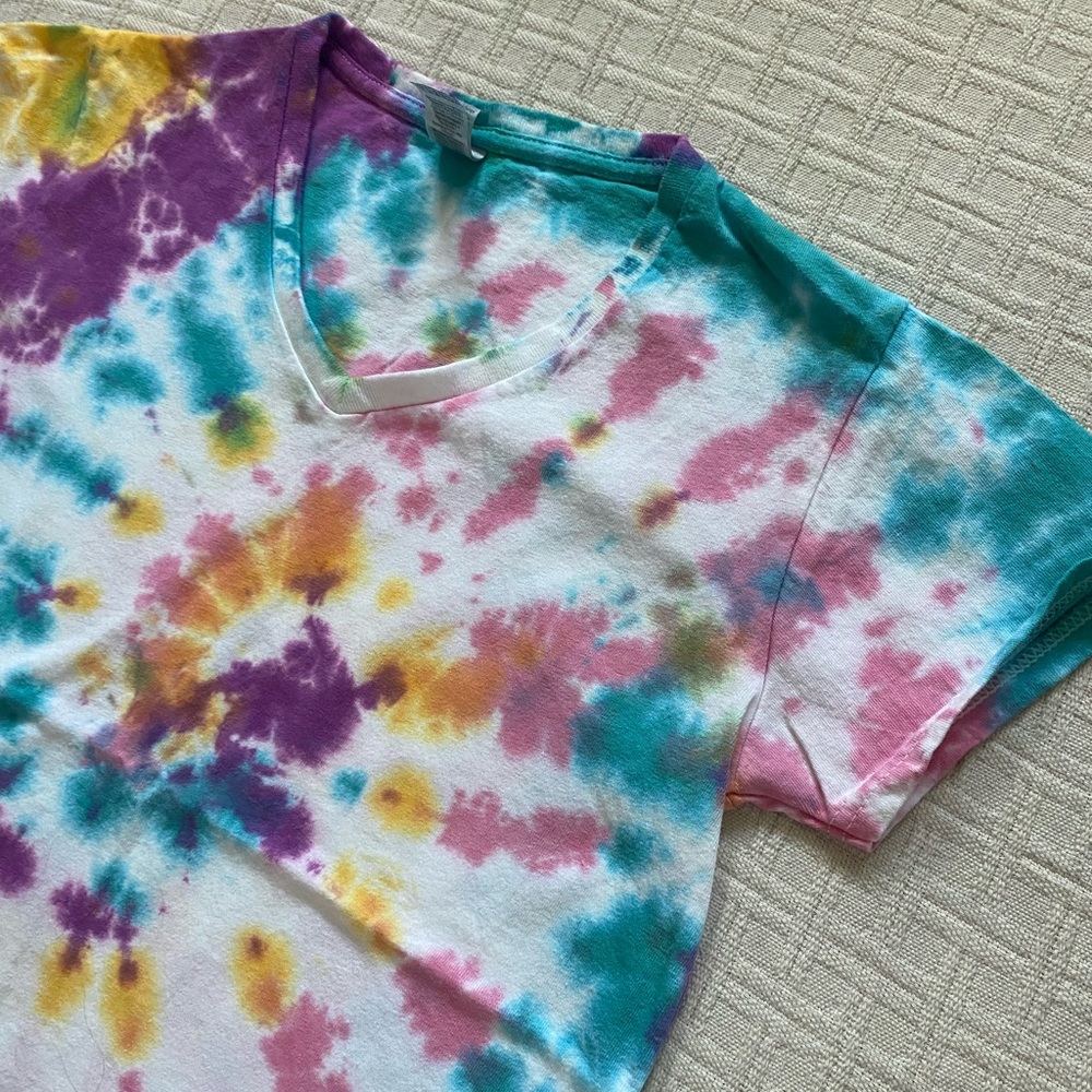Gildan tie dye tee shirt.